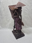 Linda escultura de andarilho oriental em resina. Medindo 17cm x13cm x 43cm de altura.