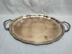 Bandeja oval com alças em prata 90 Eberle. Medindo 42cm x 32cm x 50,5cm alça alça. Banho com desgaste.