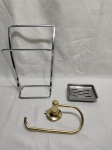 Lote de saboneteira, suporte de toalha e suporte de papel higiênico, peças em metal. Medindo o suporte de toalha 18,5cm x 27cm de altura.