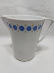Jarra para água, suco em melanina Goyana com borda estampada, dec 70. Medindo 13,5cm x 17cm de altura.