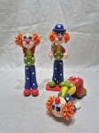Lote de 3 enfeites na forma de palhaço em biscuit. Medindo o maior 19cm de altura.