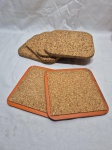 Lote de 6 descansos de panela em cortiça com moldura em plástico. Medindo a maior 19,5cm x 19,5cm.