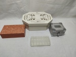 Lote de 3 caixas decorativas e 1 organizador de remédios, sendo em plástico e madeira. Medindo a maior 27cm x 19,5cm x 9cm de altura.
