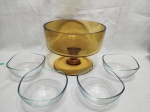 Lote de bowl com pé e 4 cumbucas em vidro. Medindo o bowl 21,5cm x 16cm de altura.