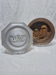 Lote de 2 pratos decorativos em metal. Medindo o maior 29cm de diâmetro.
