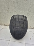 Lindo cesto em ferro trançado. Medindo 35,5cm de boca x 52cm de bojo x 64cm de altura. Peça não pode ser enviado pelos correios