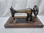 Rara e antiga maquina de costura Singer, possivelmente de 1901, gravado F368336. No estojo em madeira, não testado.  Medindo a caixa 56cm x 26cm x 34cm de altura.