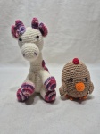 Lote de 2 bonecos na forma de girafa e pintinho em crochê. Medindo a girafa 19cm de comprimento.