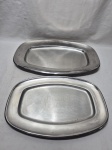 Lote de 2 travessas retangulares em aço inox. Medindo a maior 45cm x 31cm.