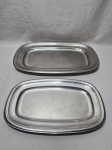 Lote de 2 travessas retangulares em aço inox. Medindo a maior 46cm x 29cm.
