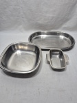 Lote de 2 travessas e 1 molheira em aço inox. Medindo a maior 37cm x 23cm x 3,5cm de altura.