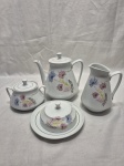 Jogo de servir chá, café com 4 peças em porcelana Schmidt floral com friso ouro. Composto de bule, leiteira, açucareiro e manteigueira.