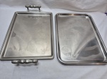 Lote de 2 bandejas retangulares em aço inox. Medindo o maior 43cm x 31cm.