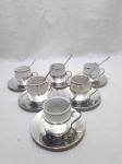 Jogo de 6 xícaras de café em porcelana com recipiente, pires e colher em metal prateado. Medindo a xícara 5cm x 5,5cm de altura.