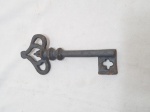 Antiga chave decorativa em ferro. Medindo 21,5cm de comprimento.