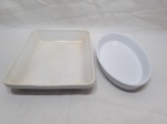 Lote de 2 travessas, sendo 1 oval e uma retangular em cerâmica vitrificada branca. Medindo a maior 25,5cm x 21cm x 4cm de altura.
