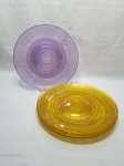 Jogo de 4 souplats, pratos rasos em vidro colorido moldado. Medindo 29cm de diâmetro. Peça pesada.