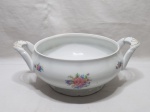 Linda sopeira redonda com 2 alças, sem tampa em porcelana alemã Bavária, floral com friso ouro. Medindo 23,5cm x 12cm de altura.