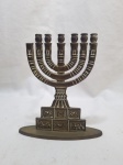 Menorah, castiçal com 7 braços em bronze. Medindo 12cm x 17,5cm de altura. Falta uma bobeche.
