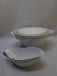 Jogo de molheira e sopeira em porcelana Schmidt friso ouso com verde, medindo a sopeira 27cm x 12cm de altura. Tampa da sopeira precisando de reparos como demontra foto.