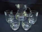 Jarra com 4 copos em vidro incolor. Medindo a jarra 17,5cm de altura.