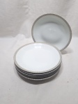 Jogo de 6 pratos fundos de massa, sopa em porcelana Renner Medaillon. Medindo 22cm de diâmetro.