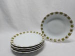 Jogo de 5 pratos fundos de massa, sopa em porcelana Renner Medaillon, borda com flor verde. Medindo 22cm de diâmetro.