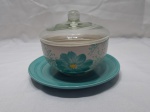 Potiche, farinheira em porcelana com pintura de flores e tampa de vidro. Medindo 13cm x 7cm de diâmetro.