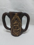 Caneca de cerveja com 2 alças em terracota, feita à mão. Medindo 21cm alça a alça x 18cm de altura.