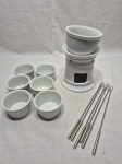 Lote de 6 cumbucas, bowl com rechaud em porcelana e 6 espetos de petisco em aço inox. Medindo o conjunto 19cm de altura.