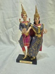 Enfeite de casal de dançarinos tailandeses em tecido com trajes típicos. Medindo 24cm de altura.