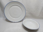Jogo de prato de bolo com travessa redonda funda em porcelana Renner, friso azul. Medindo o prato 34,5cm de diâmetro, funda 24,5cm x 6,5cm de diâmetro.