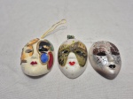 Lote de 3 máscaras decorativas em cerâmica pintada. Medindo o maior 7cm x 5,5cm.