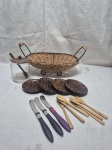 Lote diverso, composto de cesta em ratam, porta copos em madeira, etc. Medindo a cesta 31cm x 21cm x 16cm de altura.