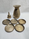 Lote de floreira, tampa de bule e 5 salvas, peças em metal dourado. Medindo o vaso 12,5cm de altura.