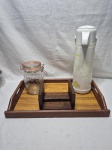 Lote de garrafa térmica em plástico duro, potiche com tampa hermética em vidro, bandeja e porta guardanapo em madeira. Medindo a bandeja 45cm x 30cm x 6cm de altura.