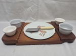 Suporte em madeira com 4 cumbucas e prato de queijo em porcelana e faca de queijo em inox. Medindo 38,5cm x 20cm.