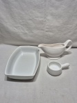 Lote de travessa, petisqueira com alça e molheira em porcelana branca. Medindo a travessa 27cm x 17cm x 5cm de altura.