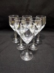 Jogo de 6 taças de licor em cristal Strauss com pé facetado. Medindo 4,5cm x 13cm de altura.