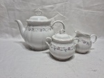 Jogo de servir chá, café com 3 peças em porcelana Argentina Verbano com guirlanda floral e friso ouro. Medindo o bule 13,5cm de altura.