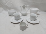 Lote de bule, canecas e xícaras de café em porcelana branca. Medindo o bule 12cm de altura.