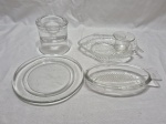 Lote de prato, petisqueira na forma de peixe, castiçal e petisqueira oval, peças em vidro e demicristal. Medindo o castiçal 10cm x 10cm de altura.
