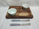 Petisqueira em madeira com 2 recipientes em porcelana branca e 2 espátulas de pasta. Medindo a petisqueira 26cm x 20,5cm.