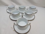 Jogo de 6 xícaras de consume em porcelana Schmidt friso prata. Medindo 9,5cm x 6,5cm de altura. Com pequeno bicado em uma delas.