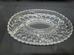 Petisqueira oval com 5 divisões em demicristal ricamente moldado. Medindo 32cm x 22cm.