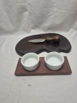 Lote de 2 potes de pasta em porcelana com suporte em madeira, e tábua para cortes em madeira com faca em aço inox. Medindo a tabua 36cm x 24cm.