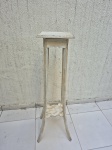 Linda cantoneira, floreira em madeira com patina branca. Medindo 23cm x 23cm x 103cm de altura.