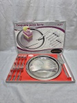 Conjunto de servir bolo composto de prato, espátula e 6 garfinhos em aço inox Golden. Medindo o prato 27cm de diâmetro.