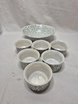 Jogo de travessa com 6 cumbucas em porcelana furtacor pintada à mão. Medindo o bowl 22cm x 6cm de altura, cumbuca 9cm x 5cm de altura.