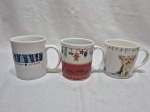 Lote de 3 canecas diversas em porcelana para coleção. Medindo a maior 9,5cm de altura.
